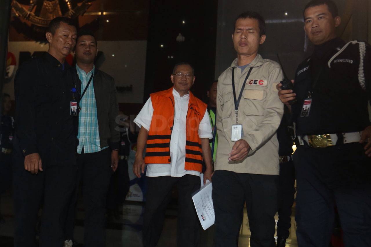 KPK Resmi Menahan Tiga...