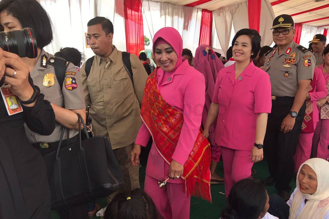 Kapolri Kunjungi Korban...