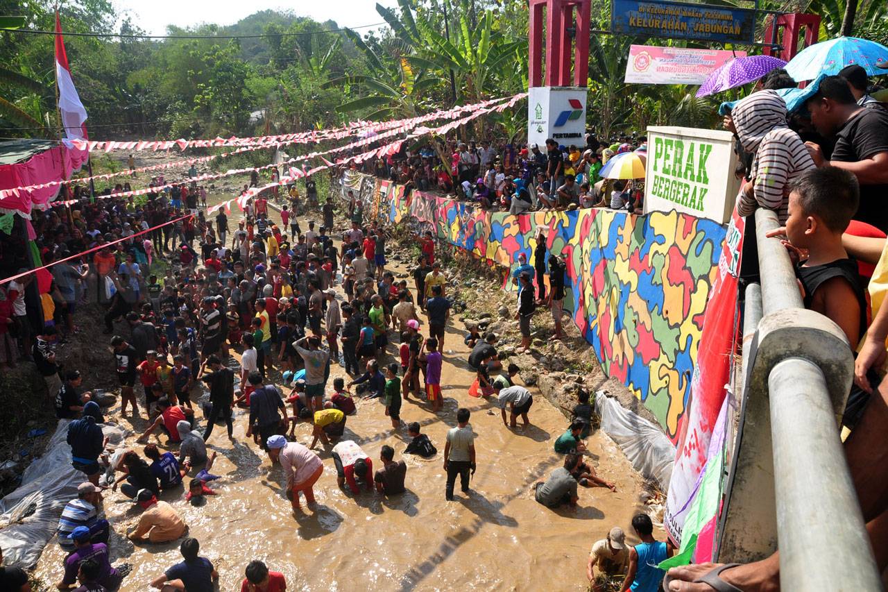 Berebut Menangkap Lele...