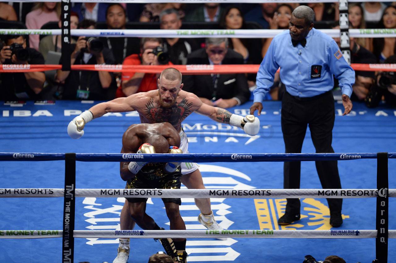 Mayweather Menang TKO...