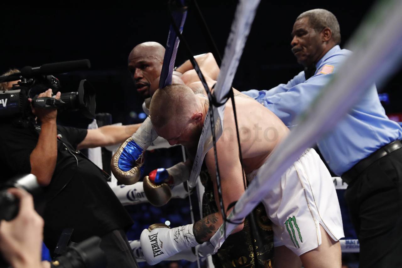 Mayweather Menang TKO...