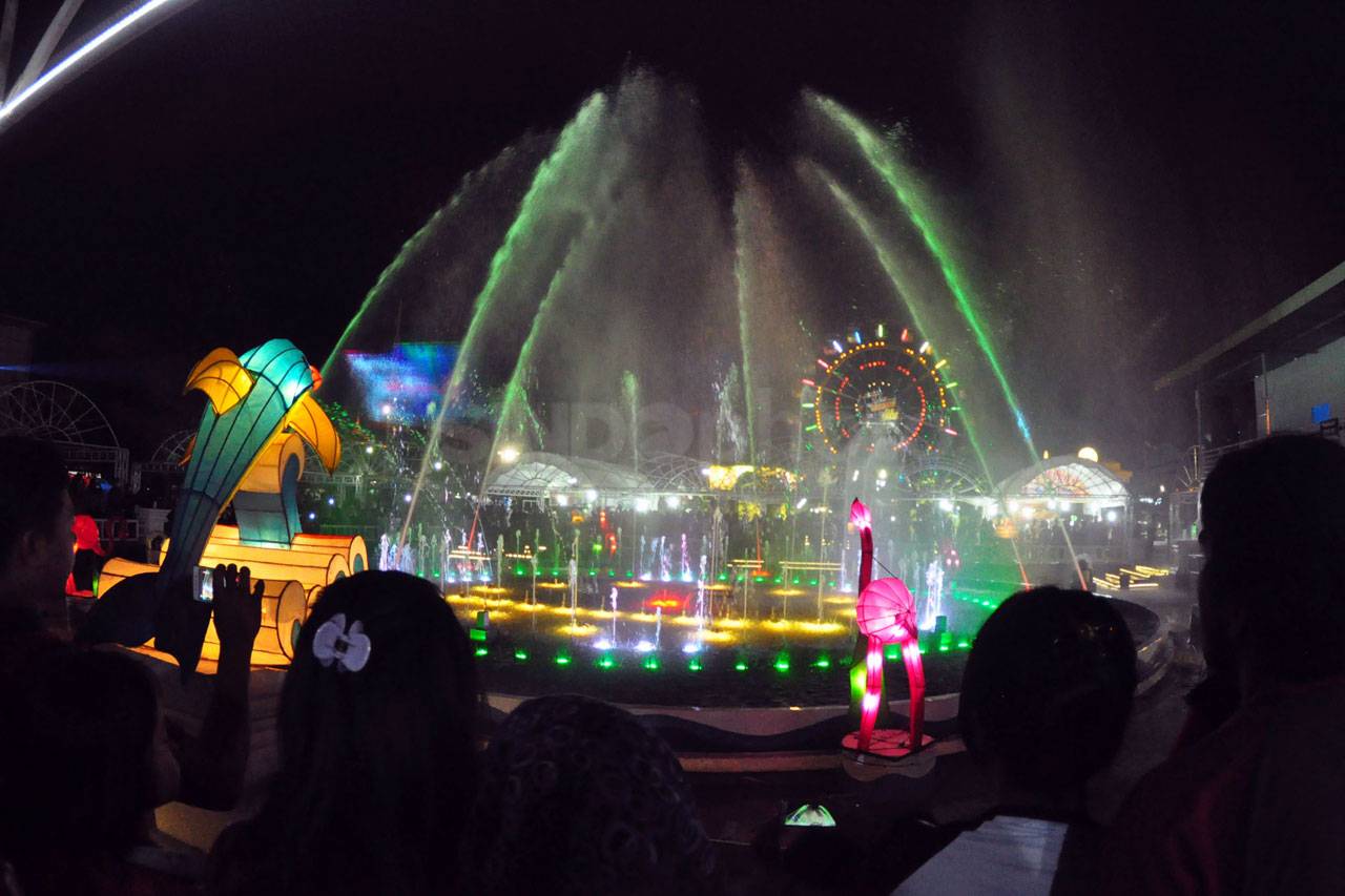 Atraksi Dancing Fountain...