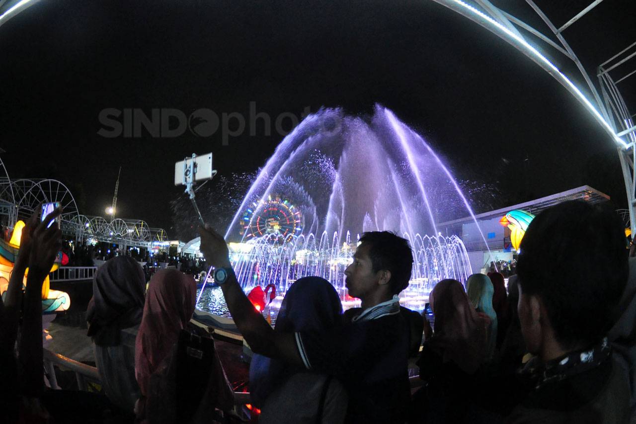 Atraksi Dancing Fountain...