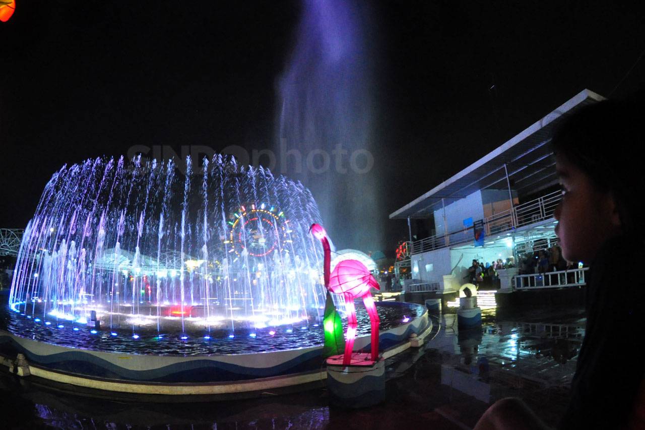 Atraksi Dancing Fountain...