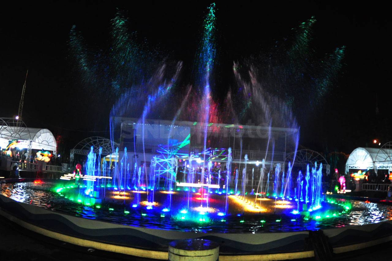 Atraksi Dancing Fountain...