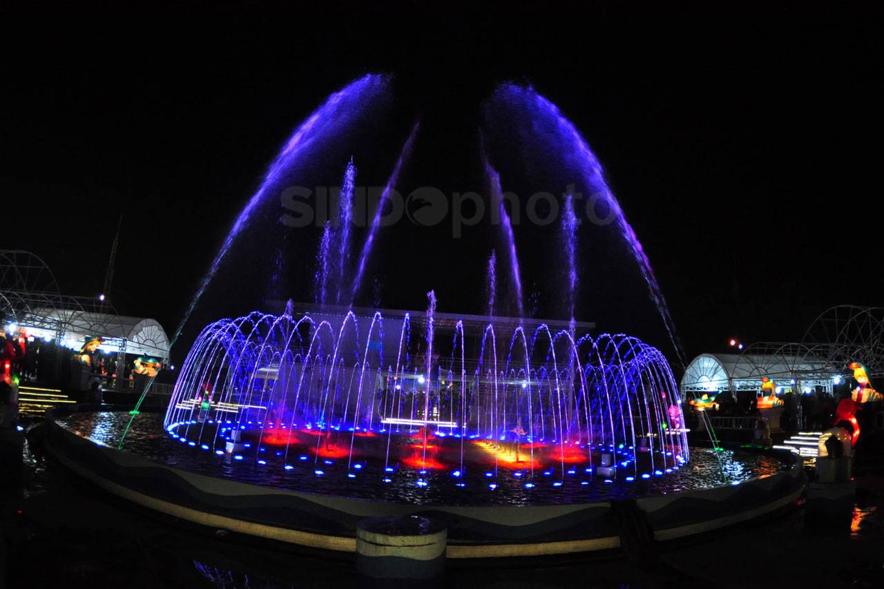 Atraksi Dancing Fountain...