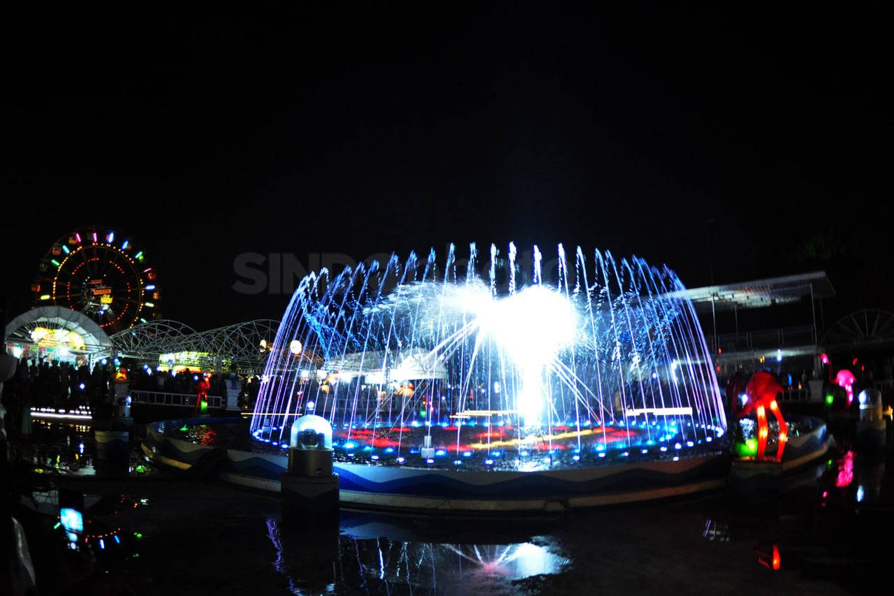 Atraksi Dancing Fountain...