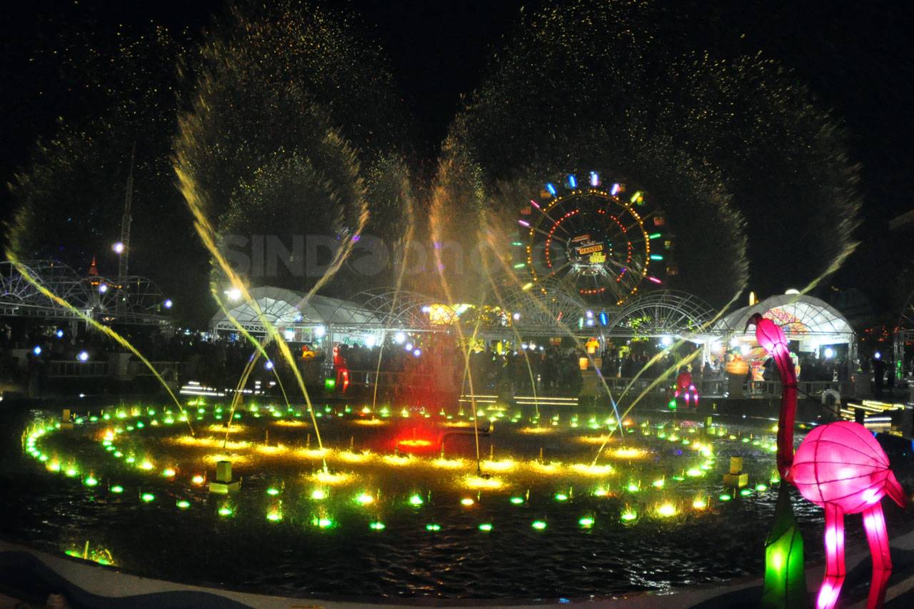 Atraksi Dancing Fountain...