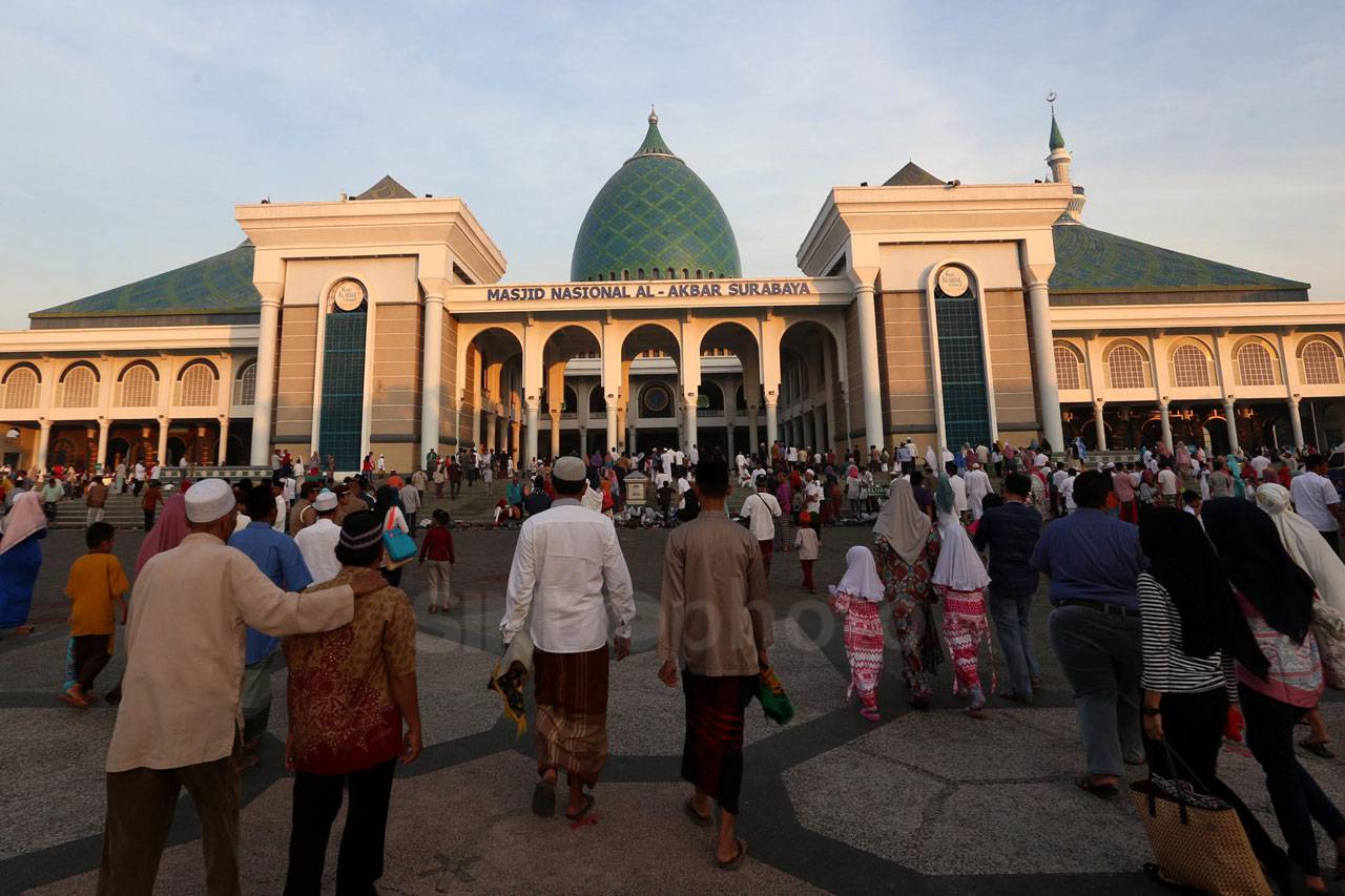 Ribuan Umat Muslim Salat...