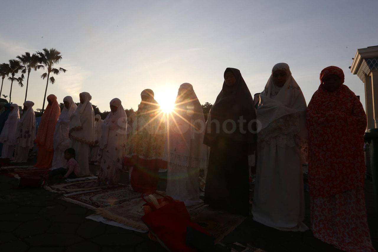 Ribuan Umat Muslim Salat...