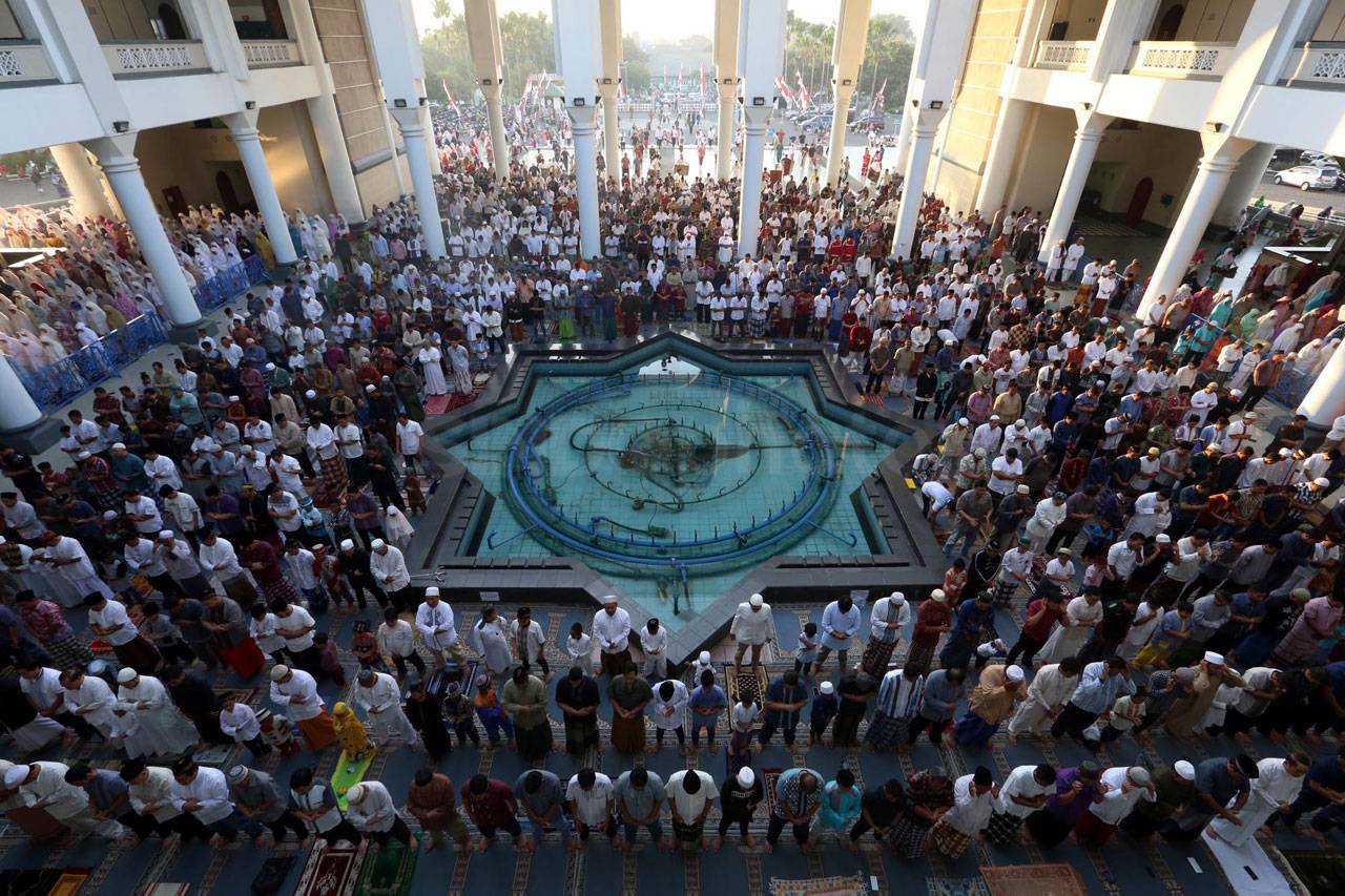 Ribuan Umat Muslim Salat...