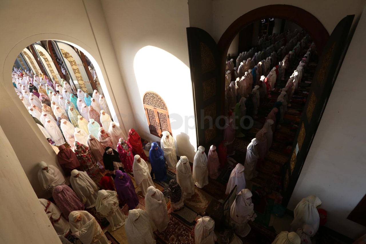 Ribuan Umat Muslim Salat...