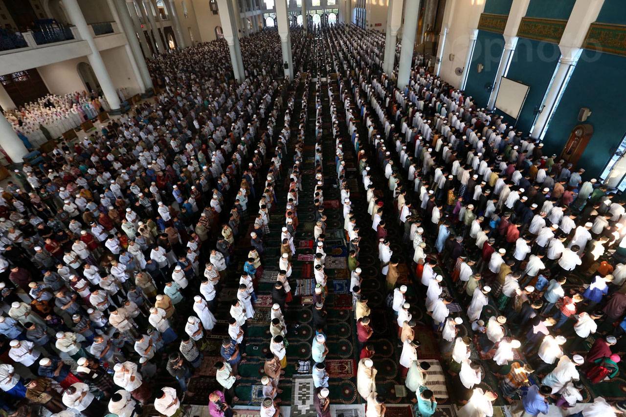Ribuan Umat Muslim Salat...