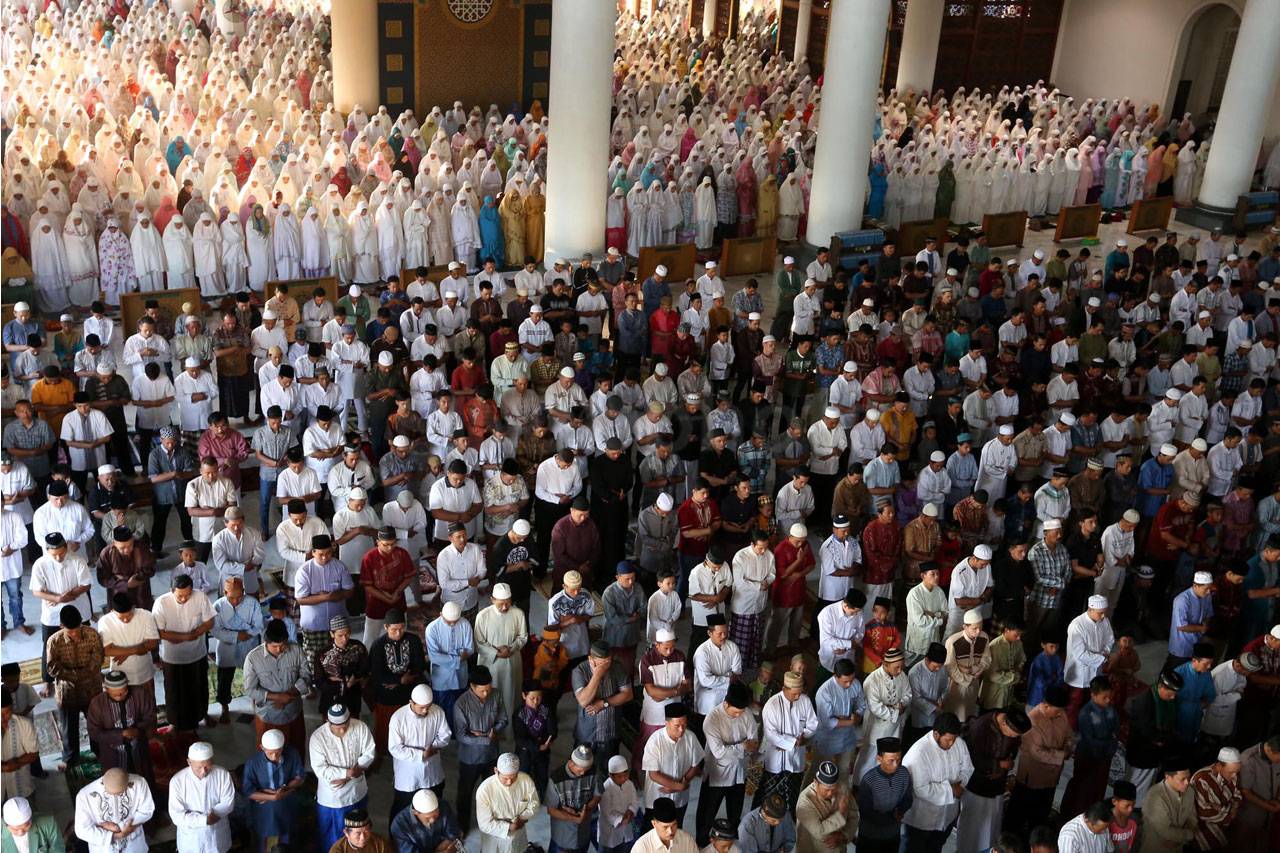 Ribuan Umat Muslim Salat...