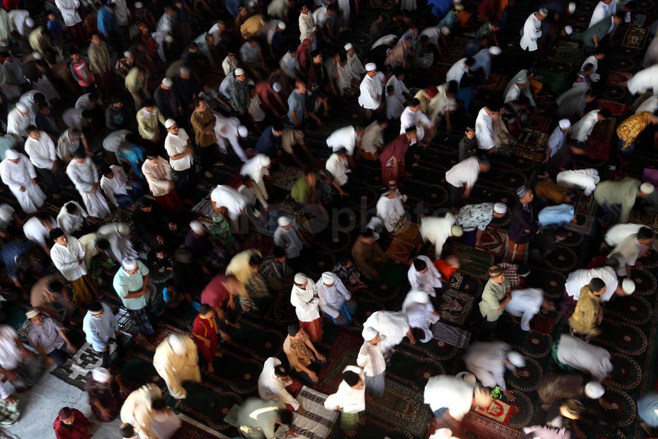 Ribuan Umat Muslim Salat...