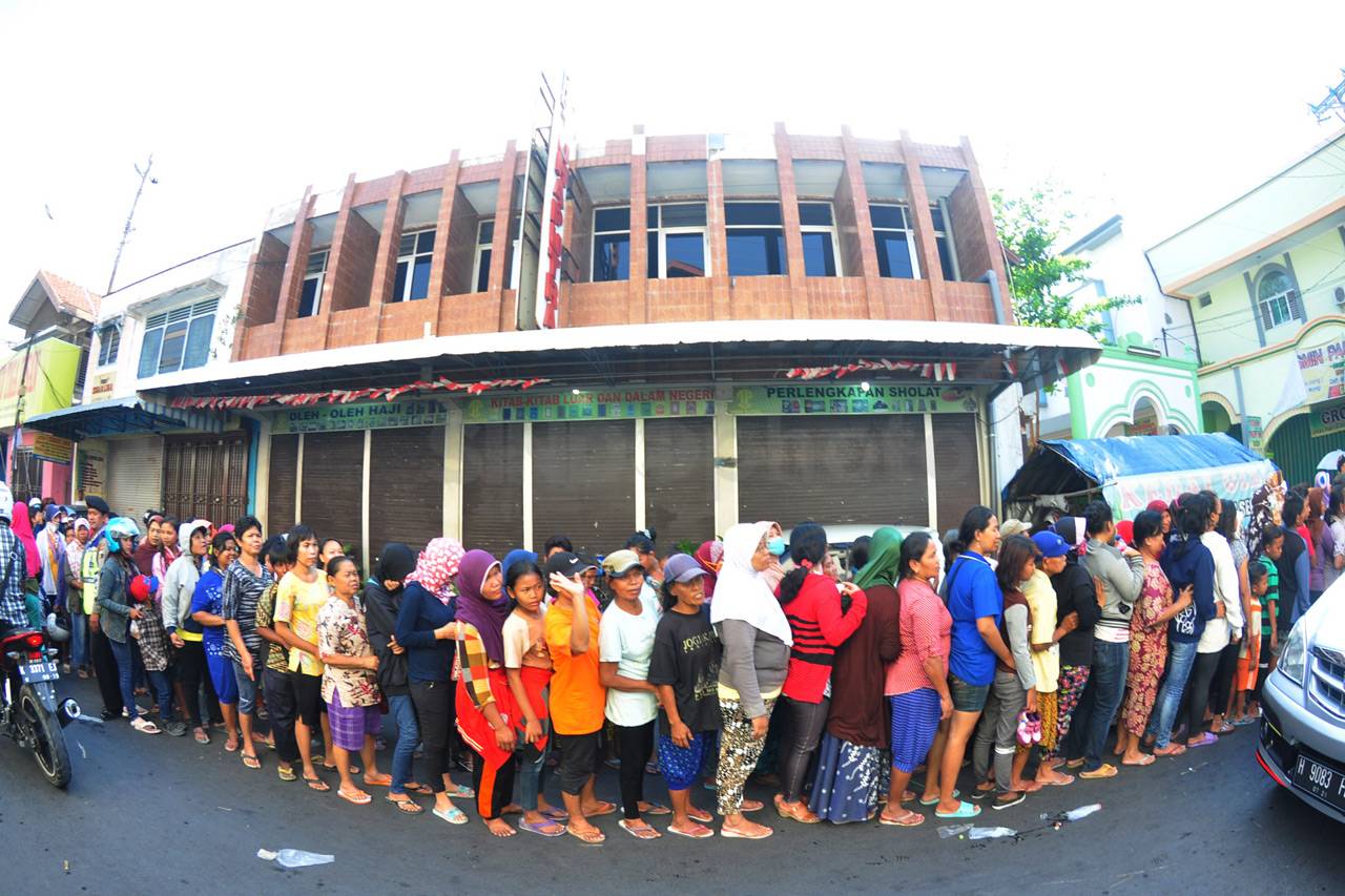 Ribuan Warga Antre Daging...
