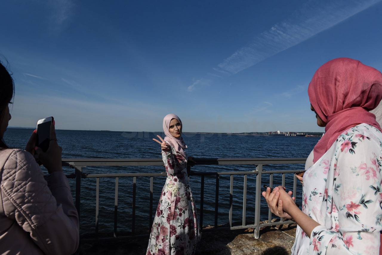 Umat Muslim Ikuti Salat...