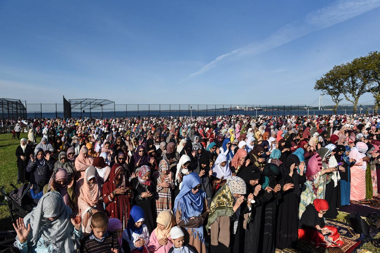 Umat Muslim Ikuti Salat...