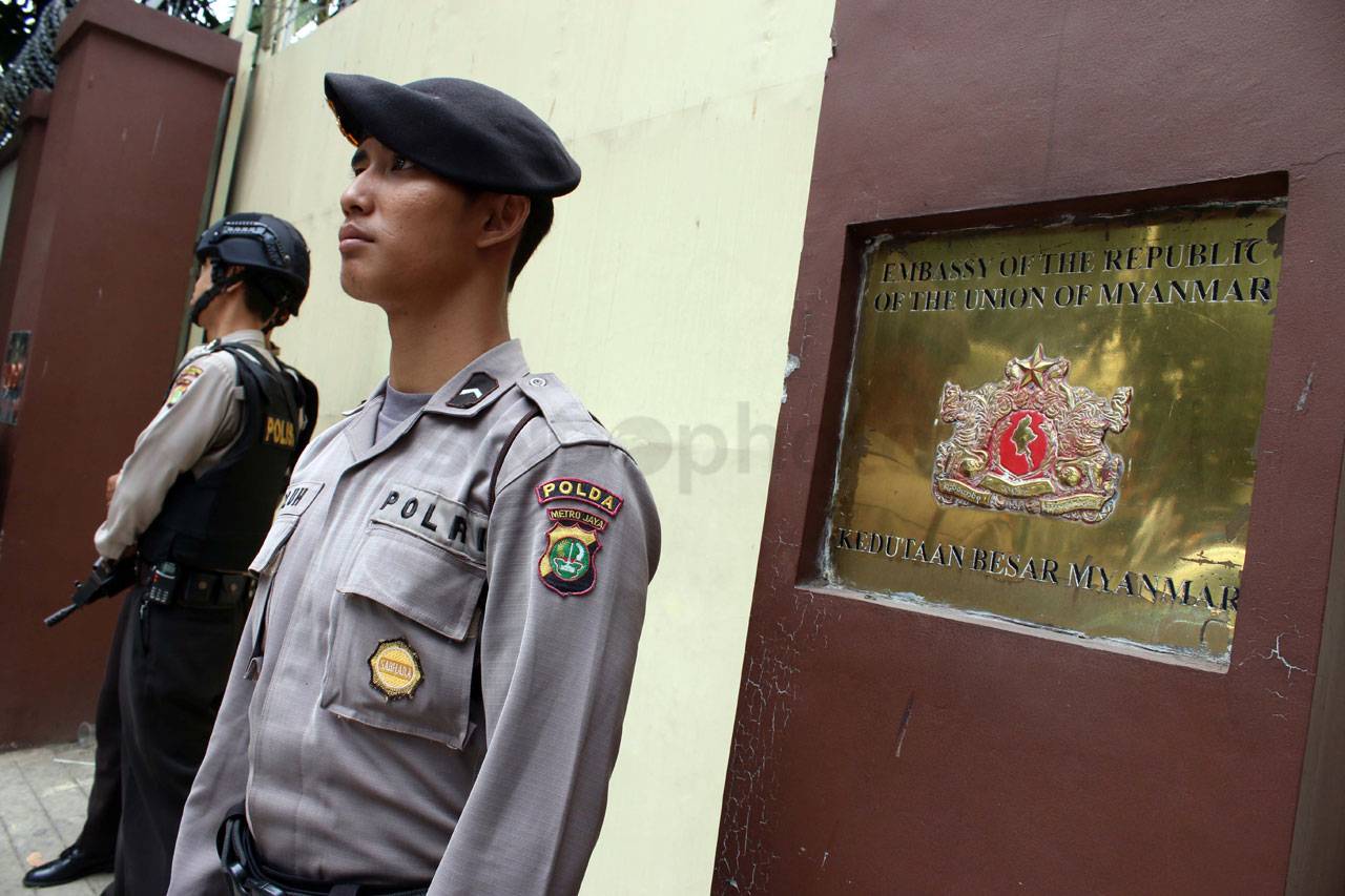Kecam Pembantaian Rohingya,...