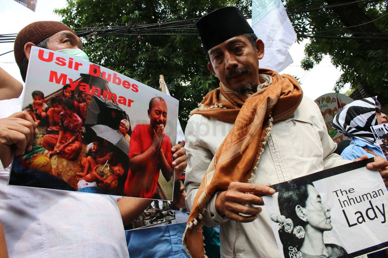 Kecam Pembantaian Rohingya,...