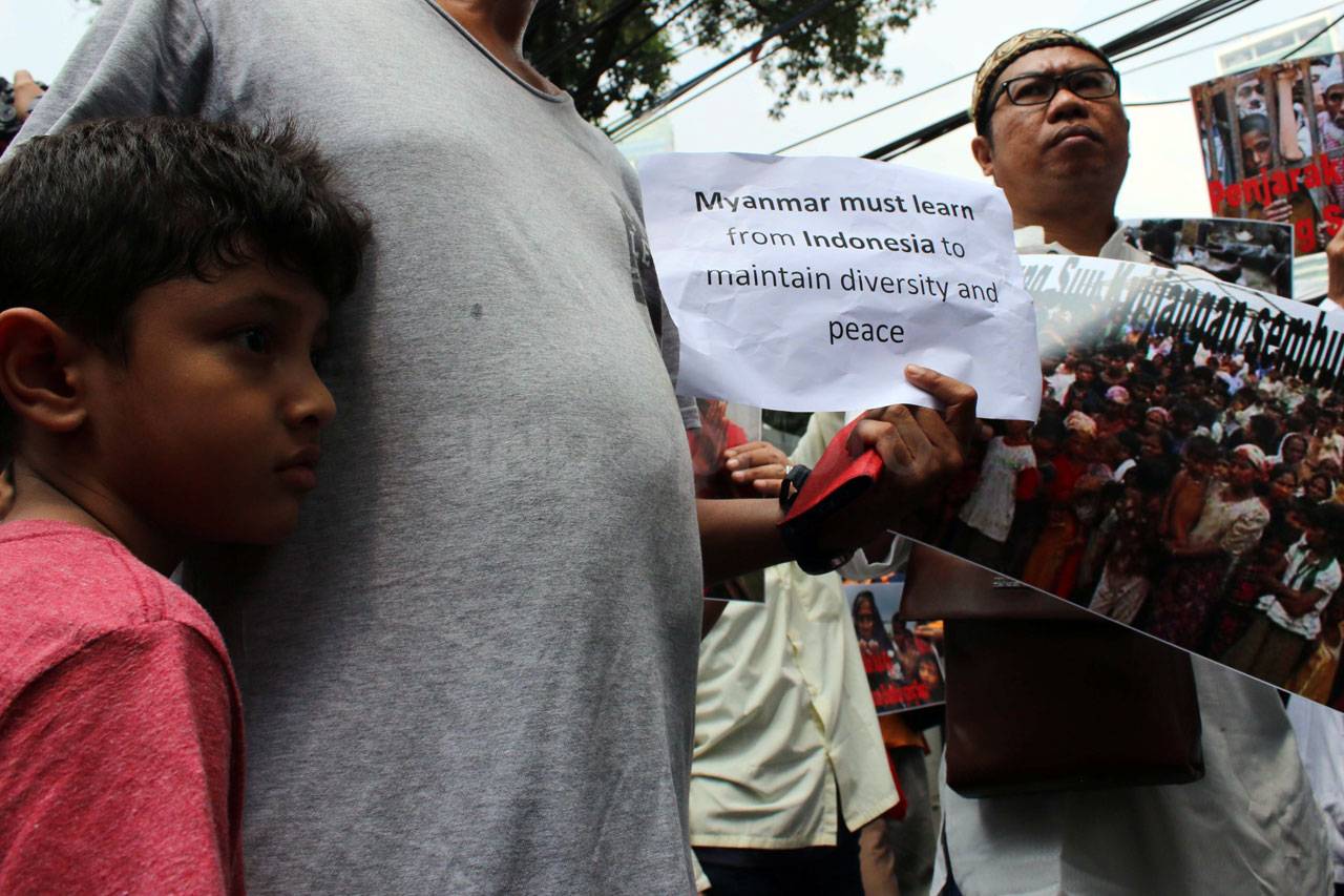 Kecam Pembantaian Rohingya,...