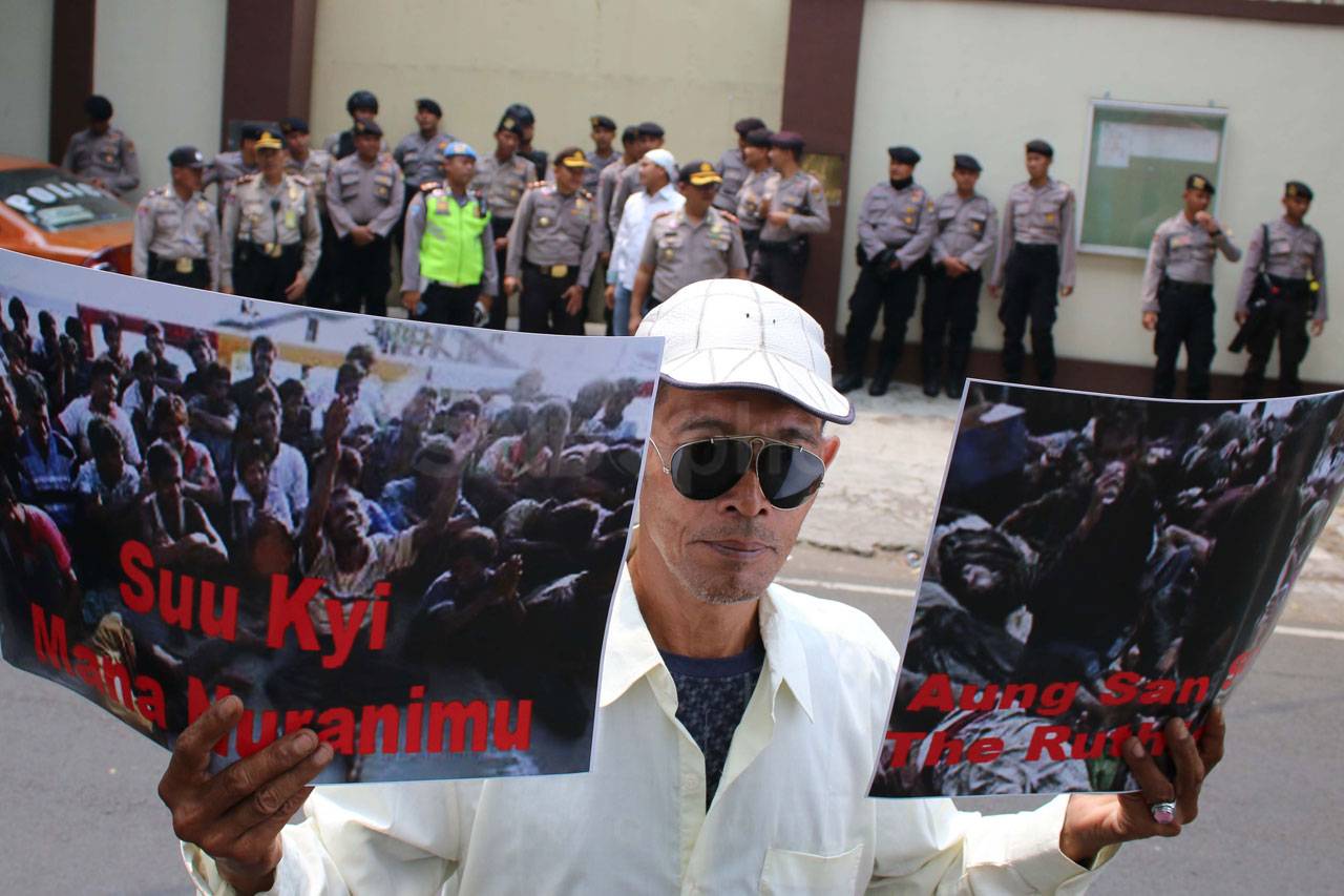 Kecam Pembantaian Rohingya,...