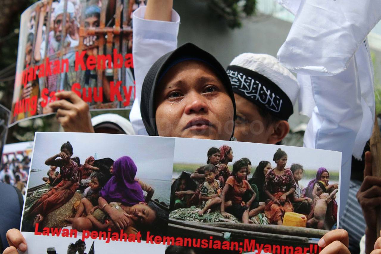 Kecam Pembantaian Rohingya,...
