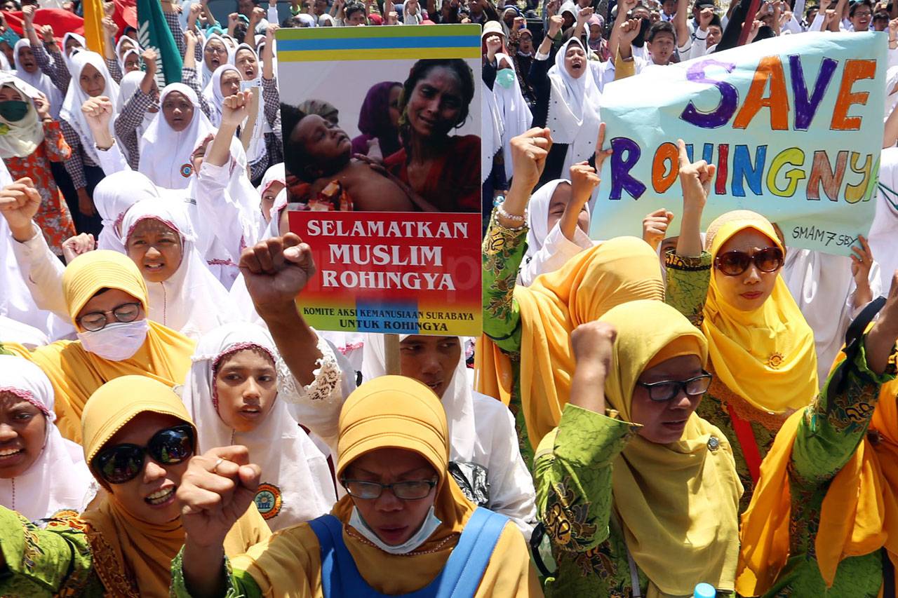 Ribuan Warga dan Pelajar...