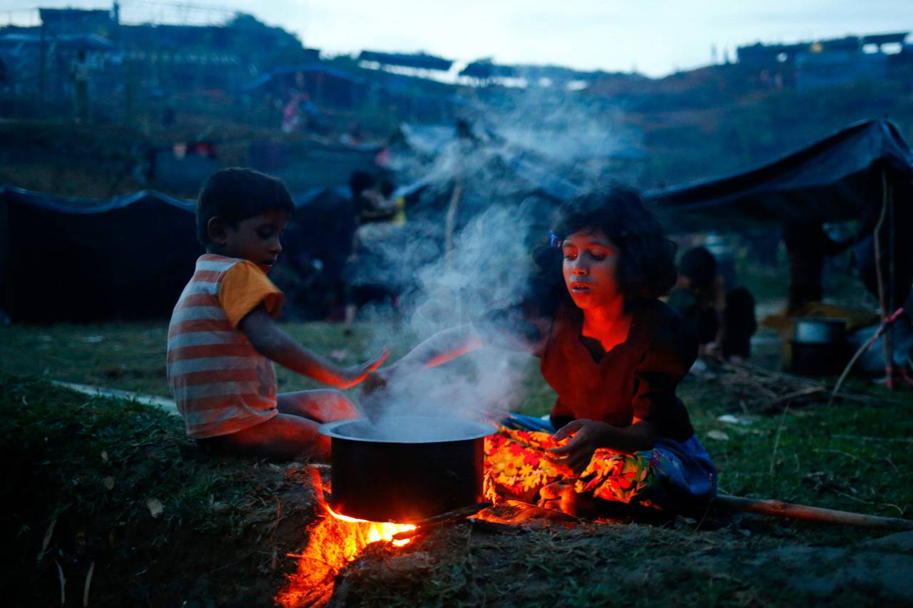 Pengungsi Rohingya Banjiri...