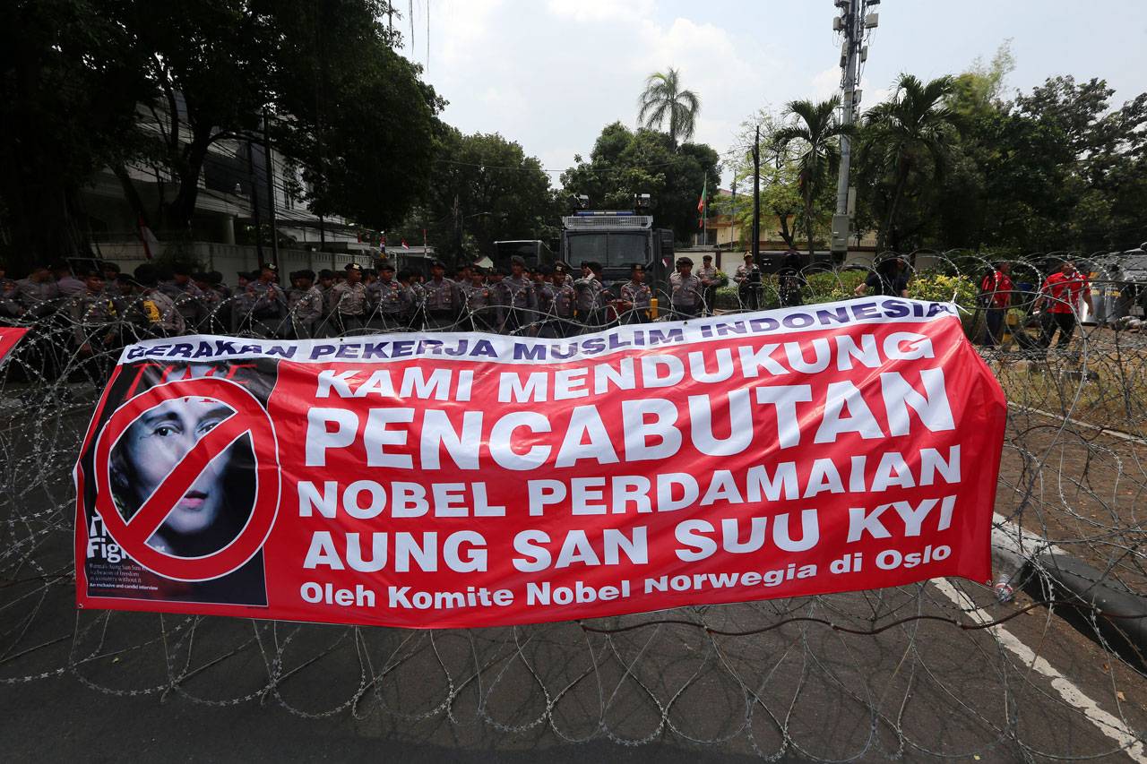 Ribuan Pengunjuk Rasa...