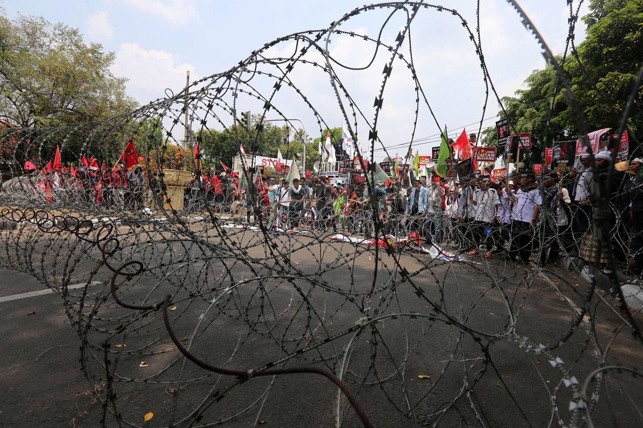 Ribuan Pengunjuk Rasa...
