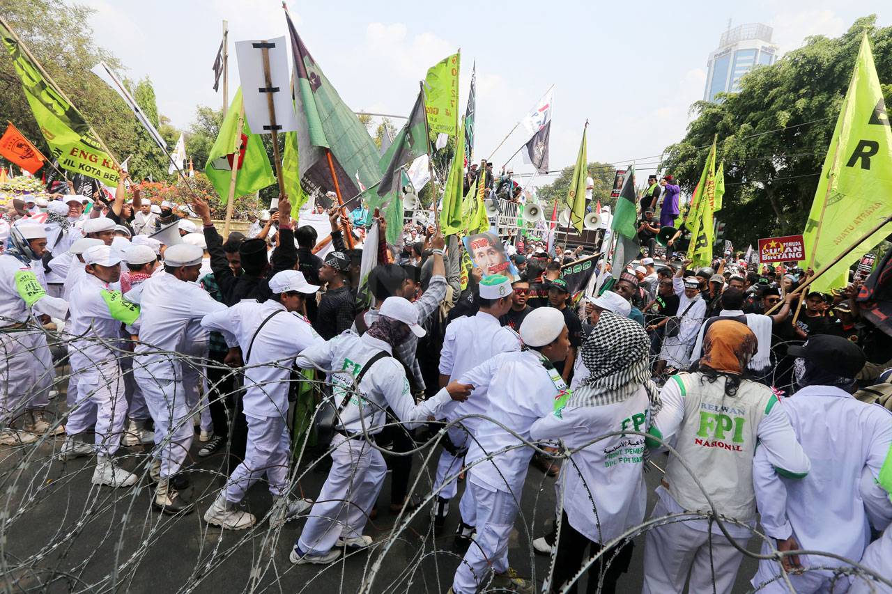 Ribuan Pengunjuk Rasa...