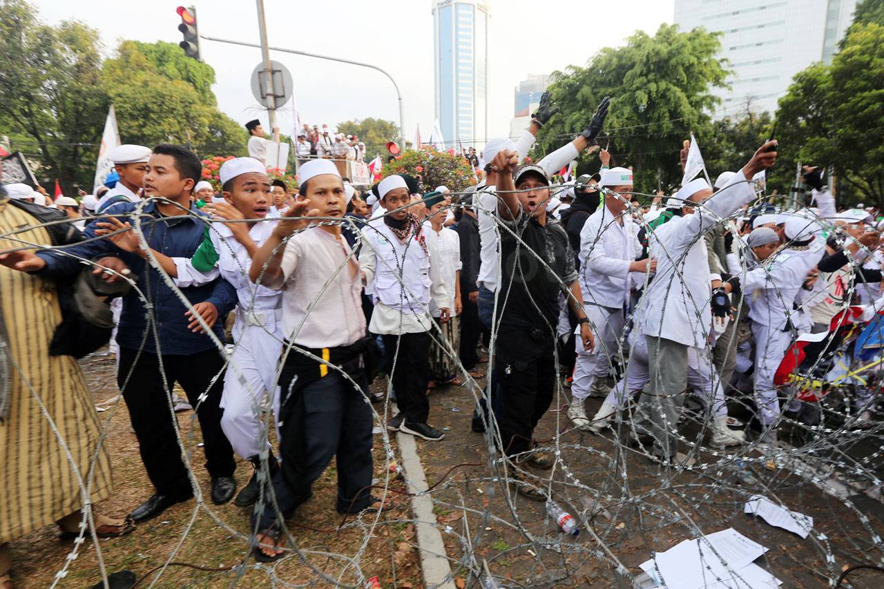 Ribuan Pengunjuk Rasa...