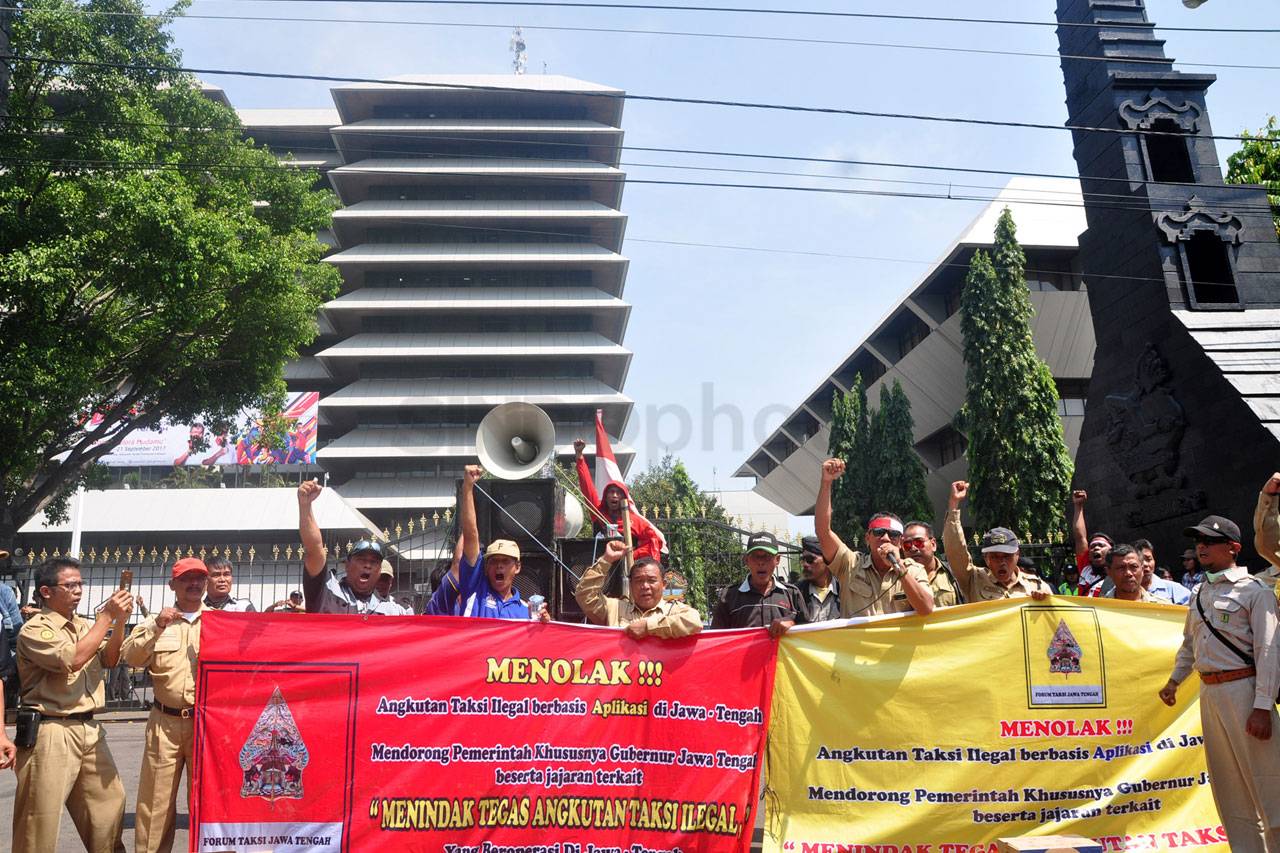 Ribuan Sopir Demo Tolak...