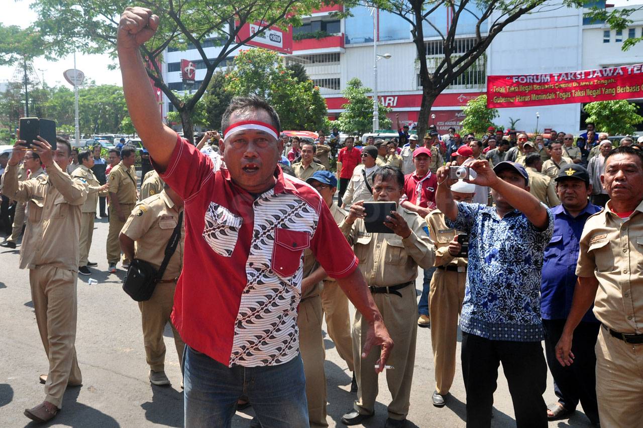 Ribuan Sopir Demo Tolak...
