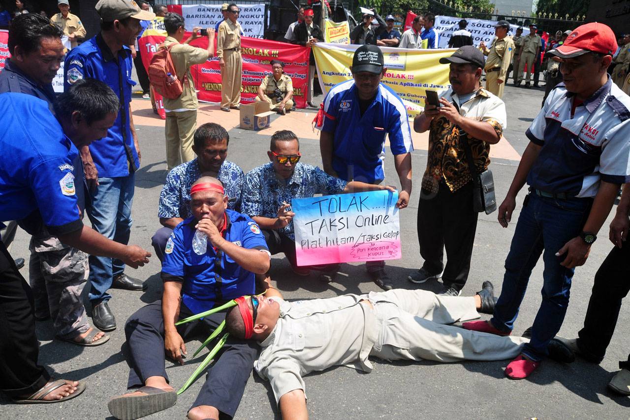 Ribuan Sopir Demo Tolak...