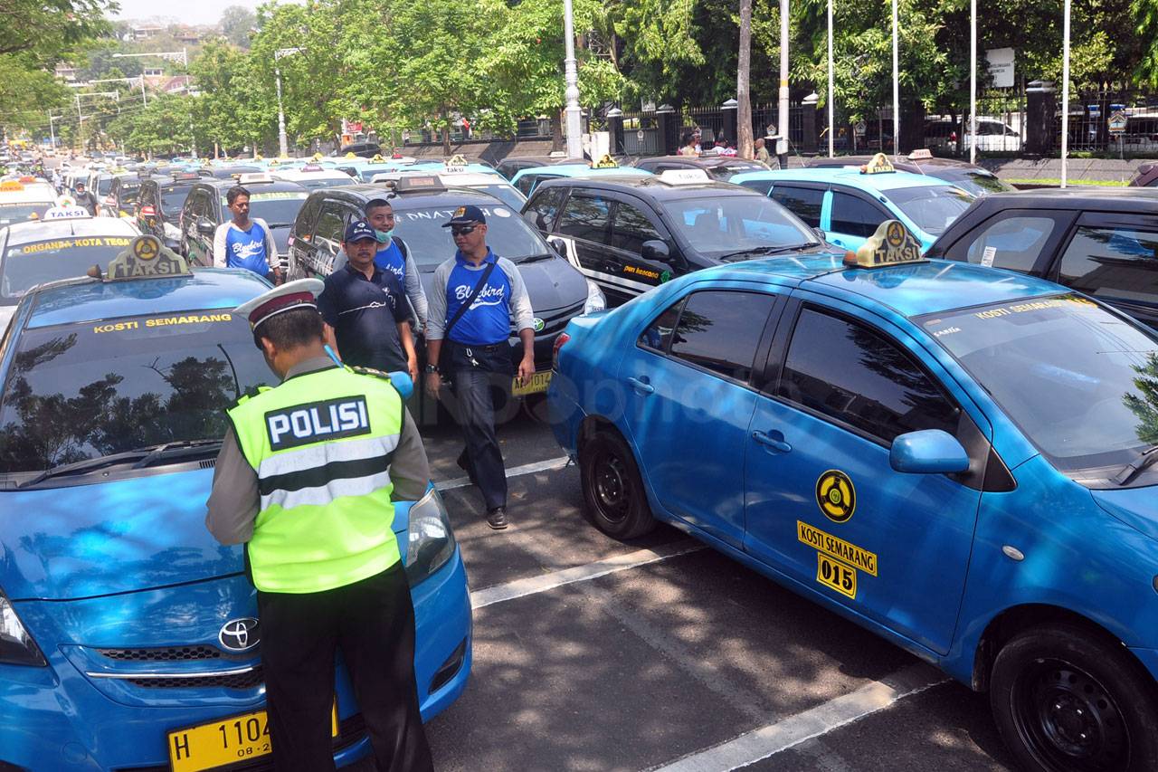 Ribuan Sopir Demo Tolak...