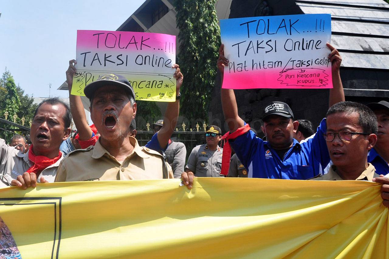 Ribuan Sopir Demo Tolak...