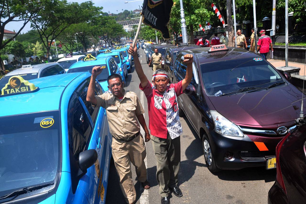 Ribuan Sopir Demo Tolak...