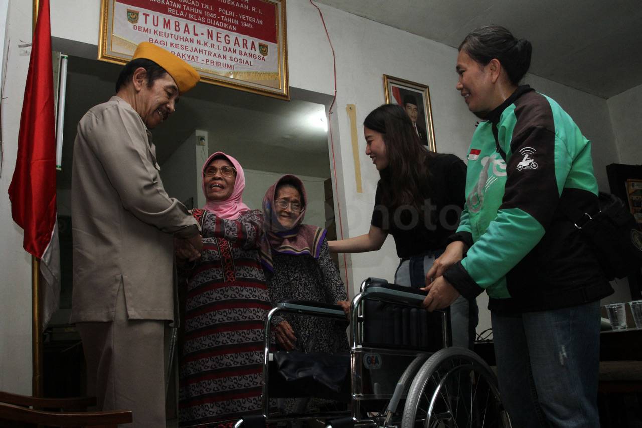 Go-Jek Serahkan Bantuan...