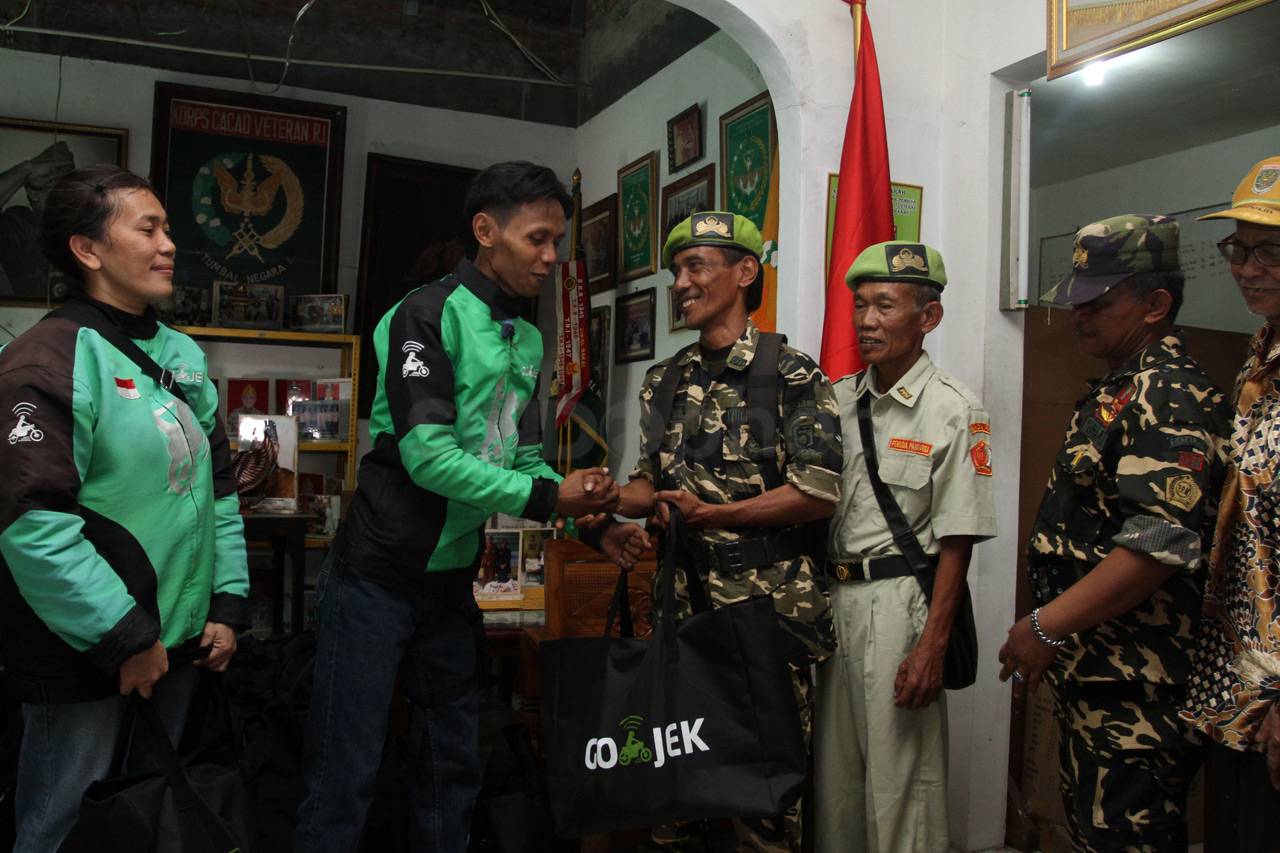 Go-Jek Serahkan Bantuan...