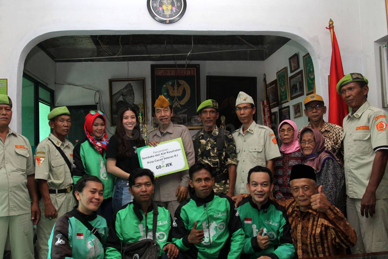 Go-Jek Serahkan Bantuan...
