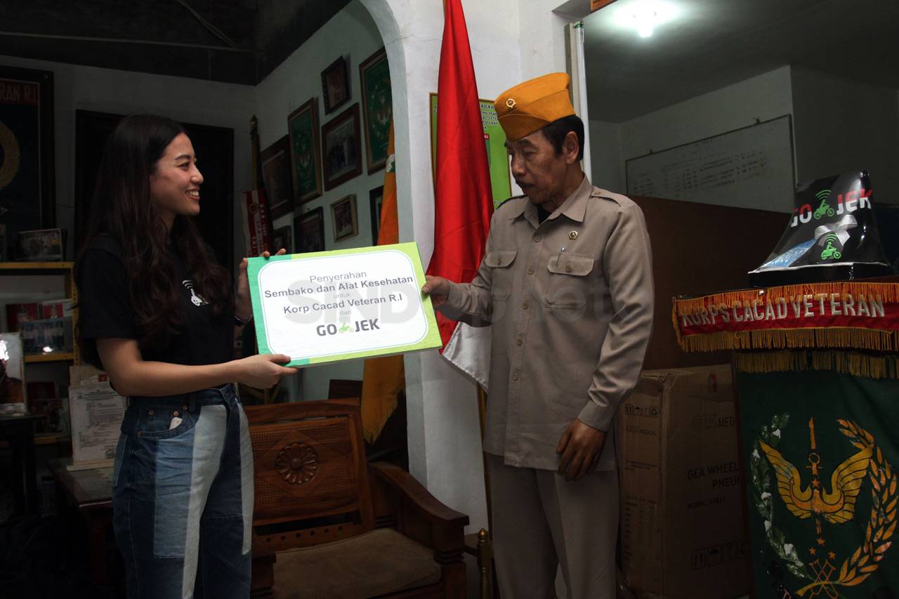 Go-Jek Serahkan Bantuan...