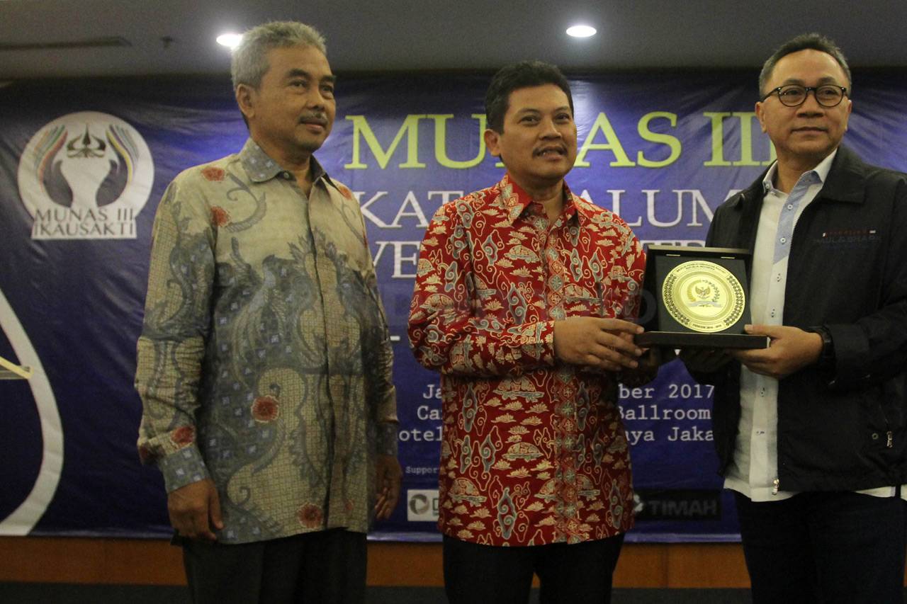 Ketua MPR Hadiri Munas...