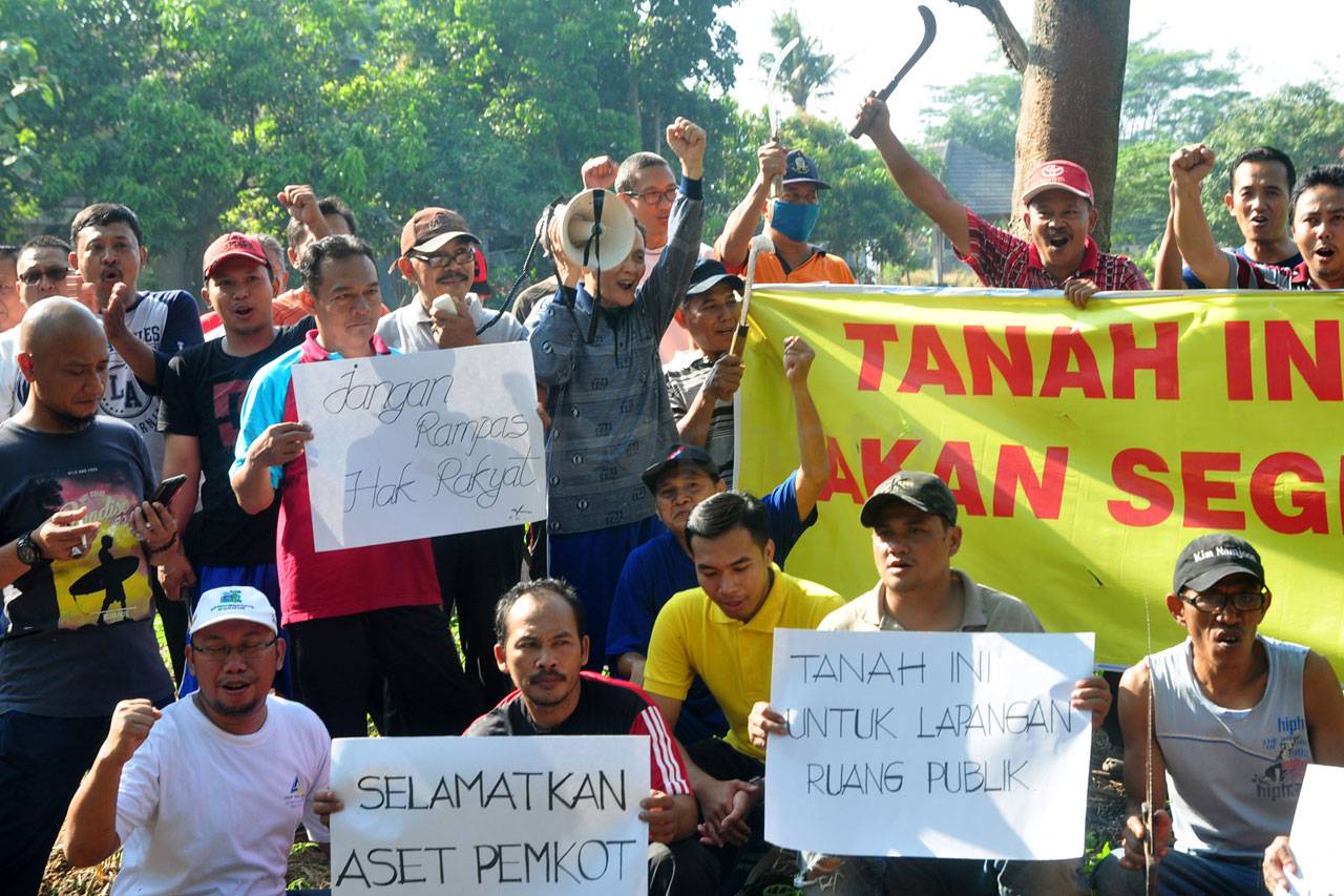 Puluhan Warga Demo Selamatkan...