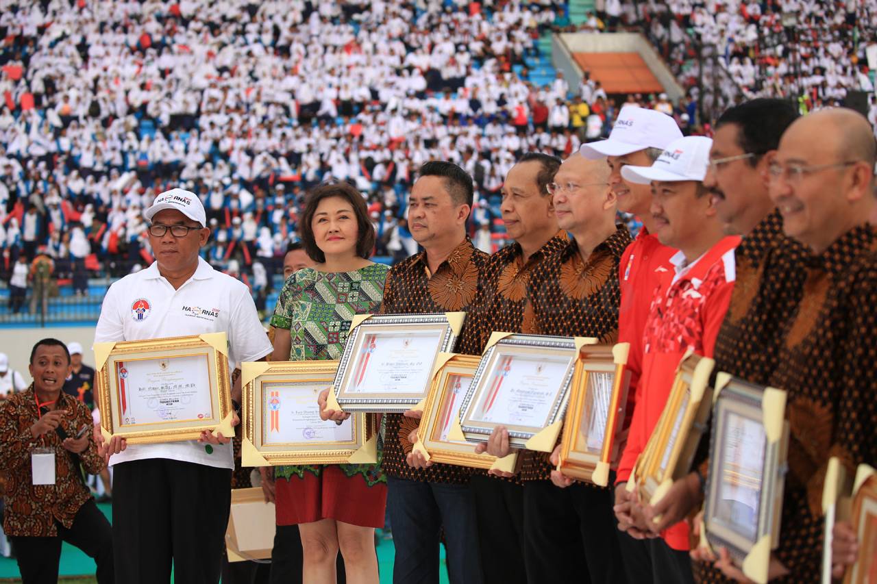 Menpora Serahkan Penghargaan...