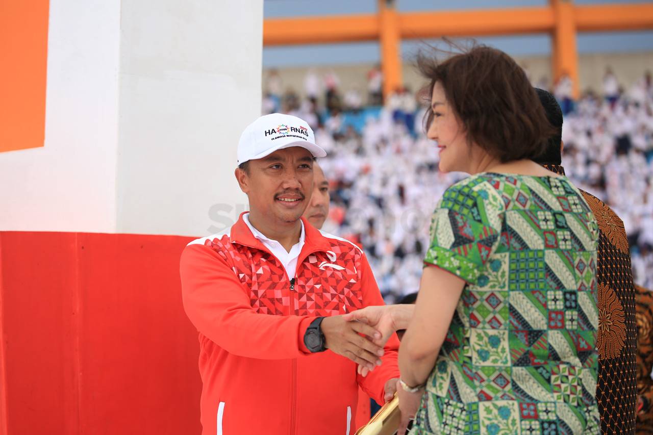 Menpora Serahkan Penghargaan...