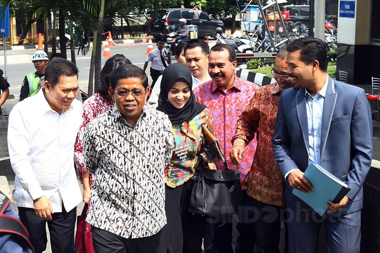 Jalani Perawatan di...