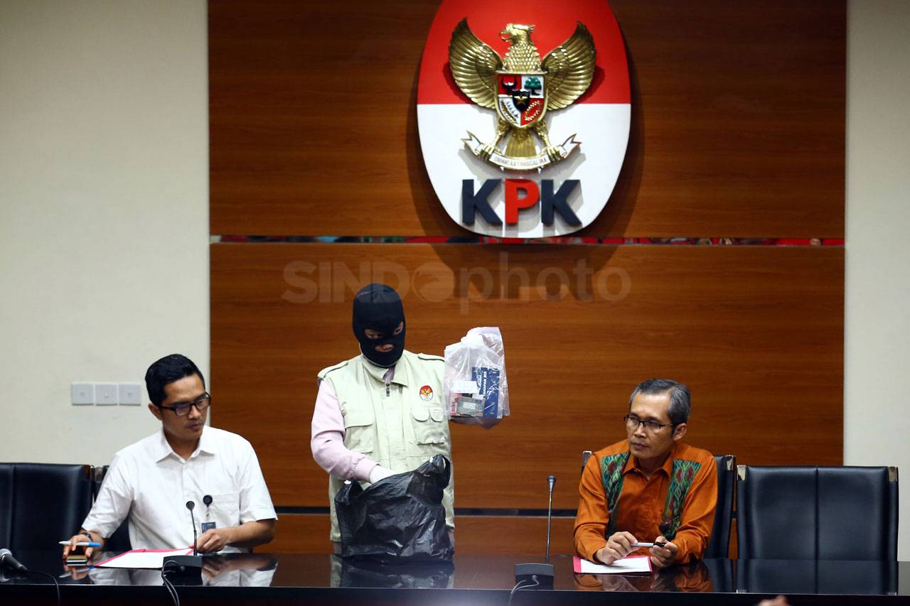KPK Tunjukkan Barang...