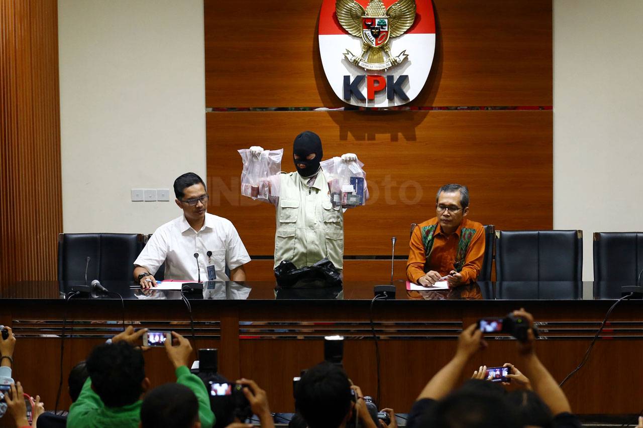 KPK Tunjukkan Barang...